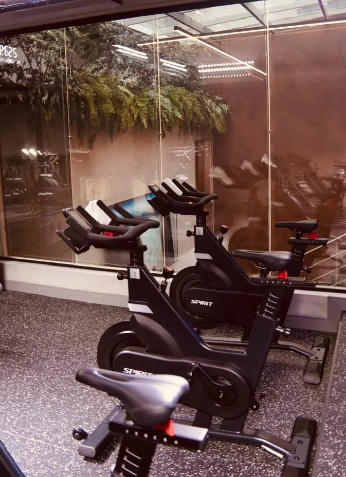 Studio de cycle da YARDZ, com as bikes alinhadas diante do vidro