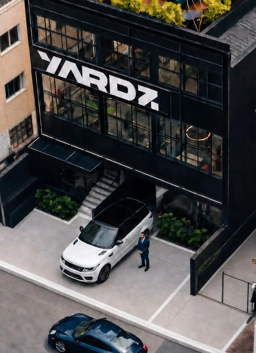 Valet da YARDZ recebendo um carro na entrada, visto de cima