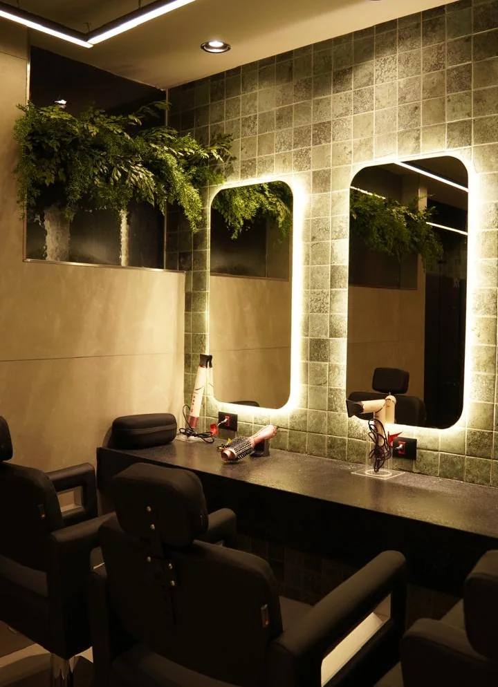 Vestiário da YARDZ, com bancada, espelhos retroiluminados e cadeiras