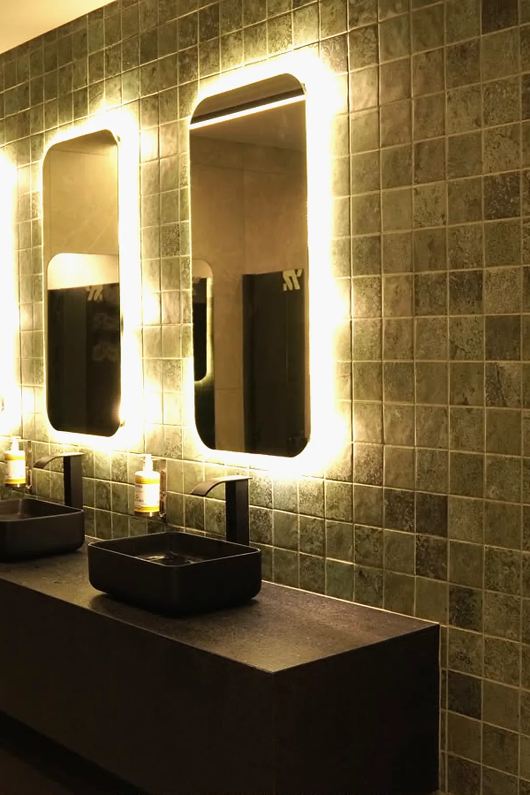 Lavabo com espelhos retroiluminados