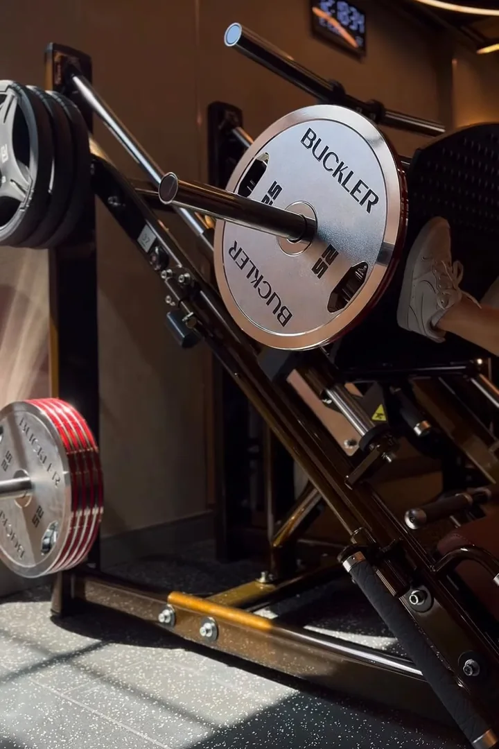 Leg press da YARDZ com anilhas Buckler, sob a luz do sol no piso